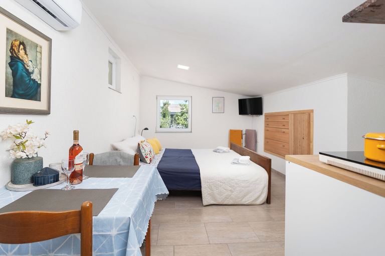 Others 4, Apartment Tom, Starigrad