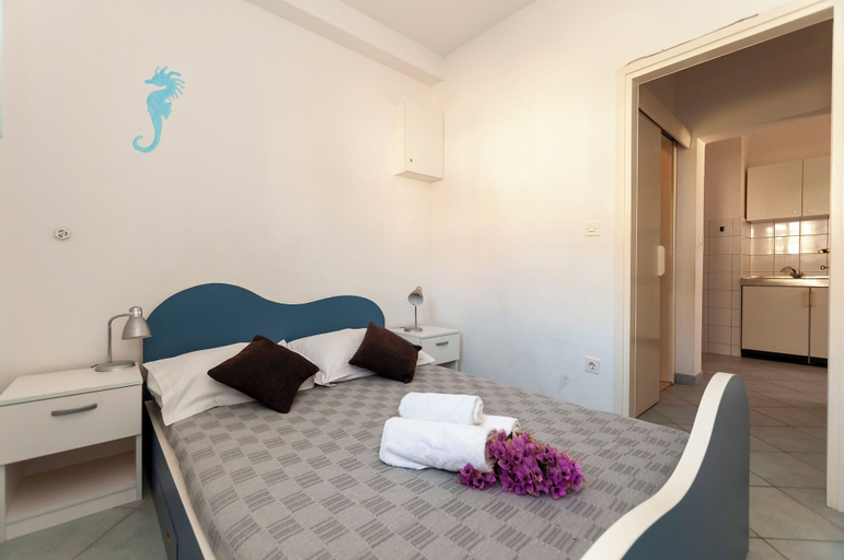 Room 3, Apartments Near Beach, Dugi Rat