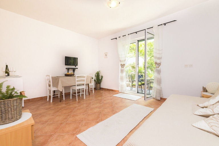 Others 4, Apartments Seric, Jelsa