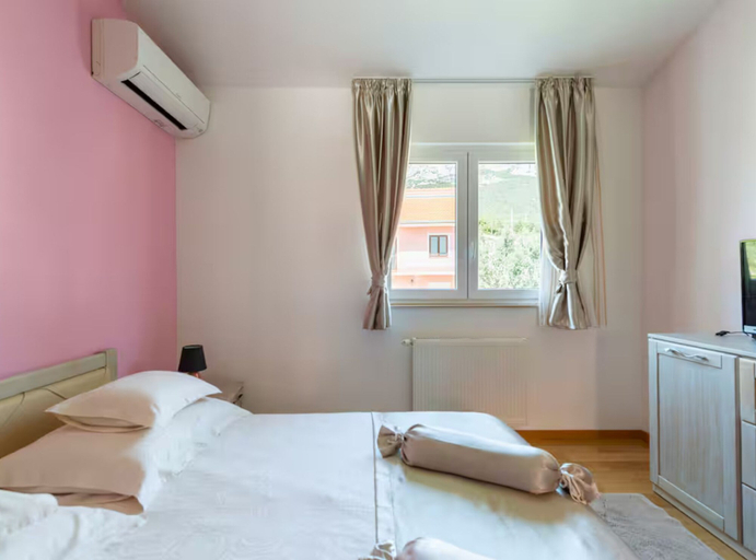 Room 3, Villa Ana With Outdoor Pool, Sauna and Hot-tub, Kaštela