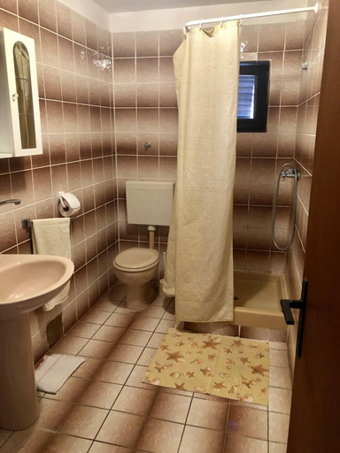 Bathroom 3, Apartments Kate, Nin