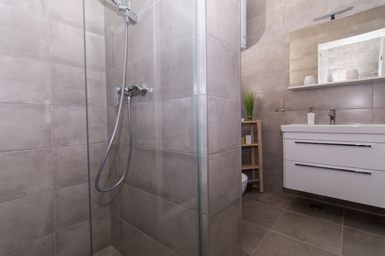 Bathroom 4, Apartments Lumini, Okrug