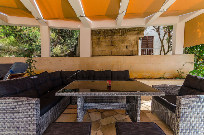 Others 5, Villa Damjan, Okrug