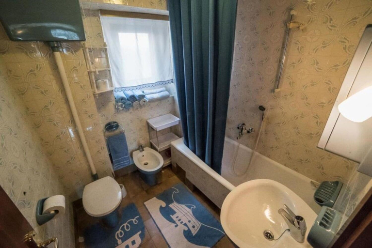 Bathroom 2, Apartments Ela, Sutivan