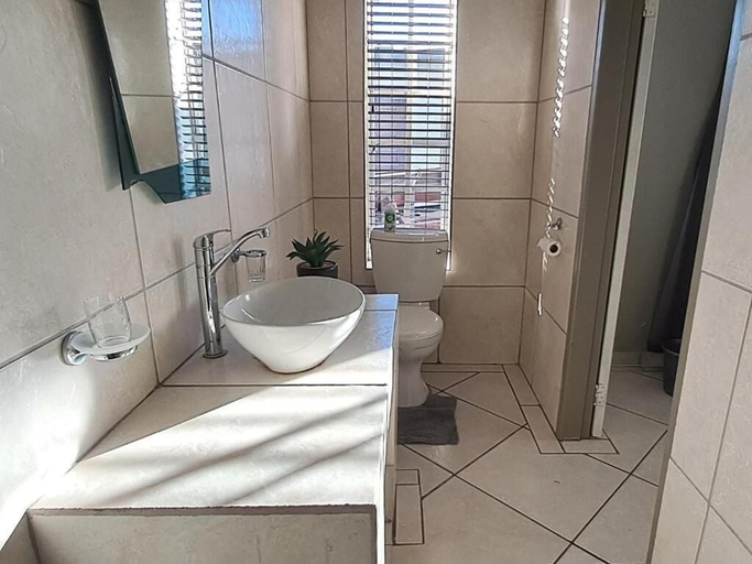 Bathroom 3, Middelbult guesthouse, Gert Sibande