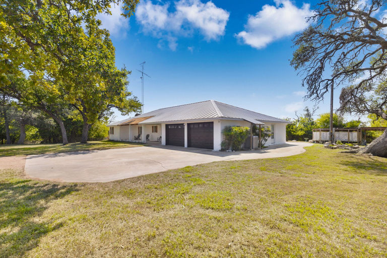 Exterior 5, Rivers Oaks-the Ranch House Pool & Hot-tub!, Gillespie