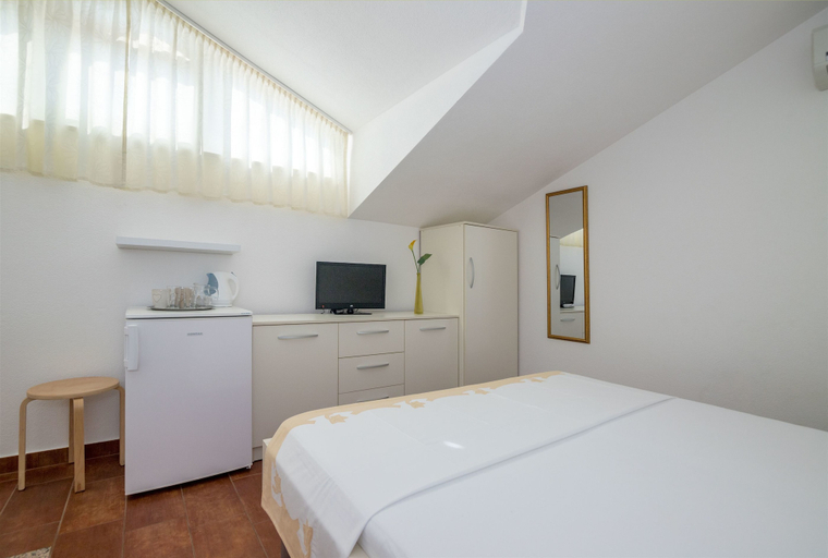 Others 4, Apartments and Room Maestral, Okrug