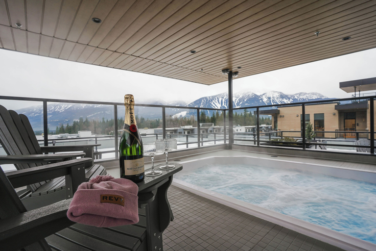 Outdoor spa tub 2, Barts Ski & Golf Retreat, Columbia-Shuswap