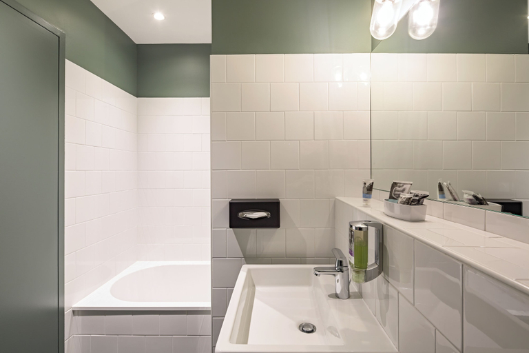Bathroom 4, Hôtel Mercure Nantes Centre Passage Pommeraye, Loire-Atlantique