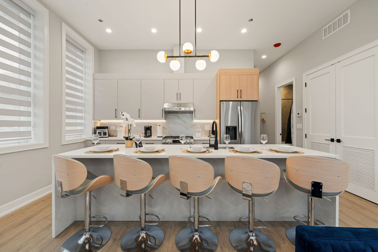 Room 5, New Building in Med District - Modern 2bed 2bath, Cook