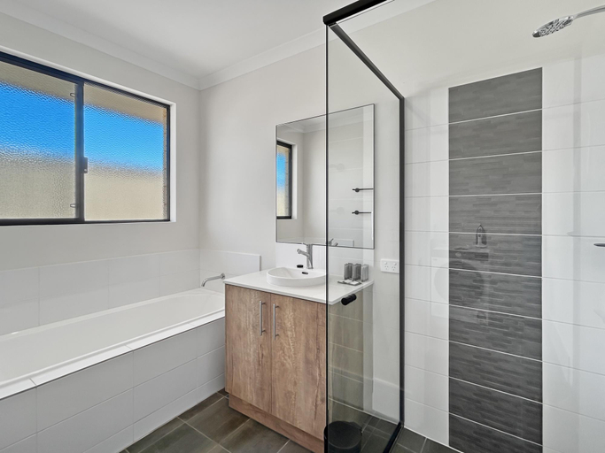 Bathroom 5, Spacious 4-Bed House with Large Backyard, Rockingham