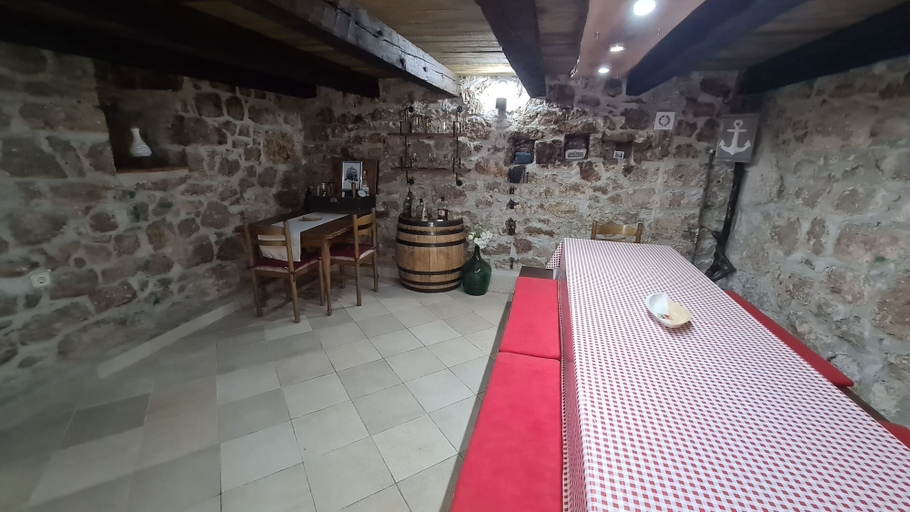 Others 2, House Ante, Starigrad
