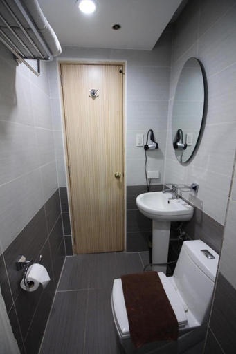 Bathroom 4, Prince Plaza II Condotel, Makati City