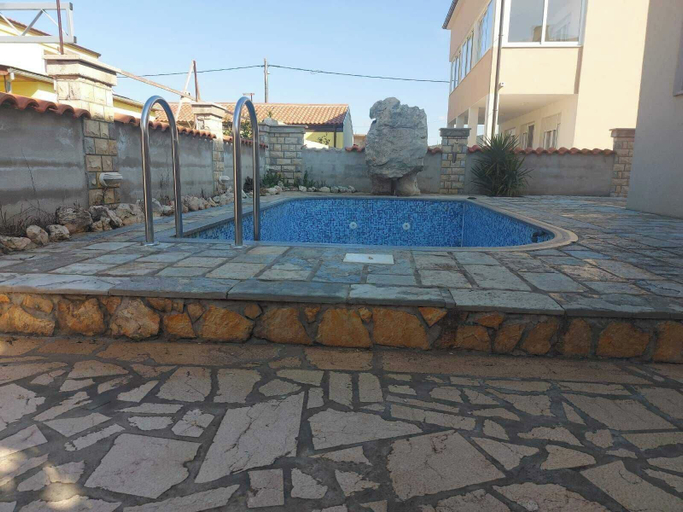 Outdoor pool, House Levanat, Polača
