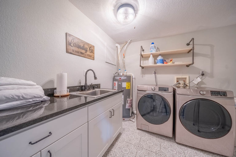 Laundry, Lakefront Luxury With Boat Slip, Decks & Kayaks at 17mm, Camden