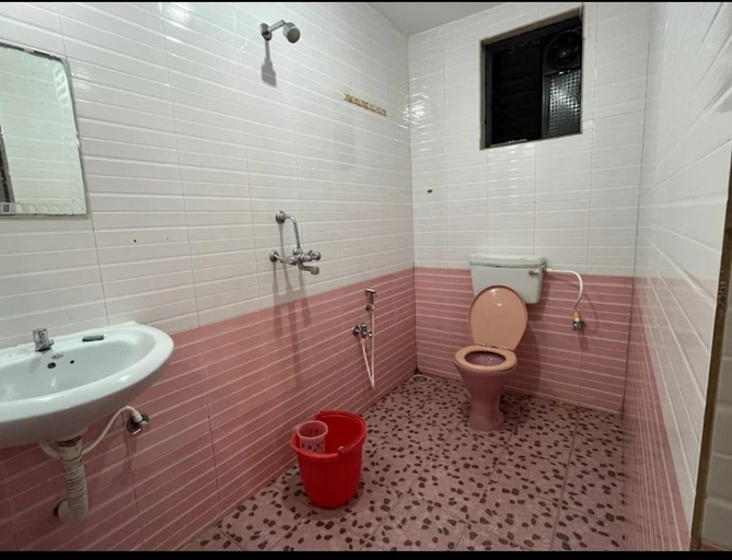 Bathroom 2, Hotel Ocean Face Baga, North Goa