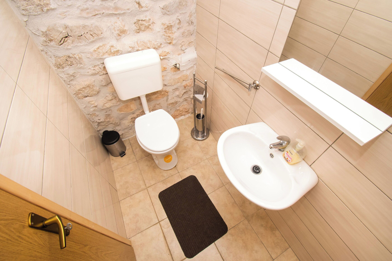 Bathroom 2, House Stone Curlew 3, Polača