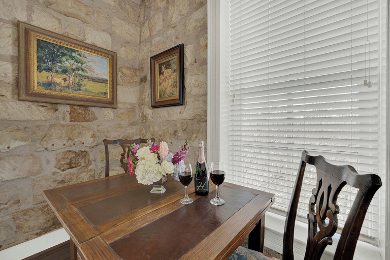 Room 5, Two Suite Getaway With Balcony Overlooking Main St, Gillespie