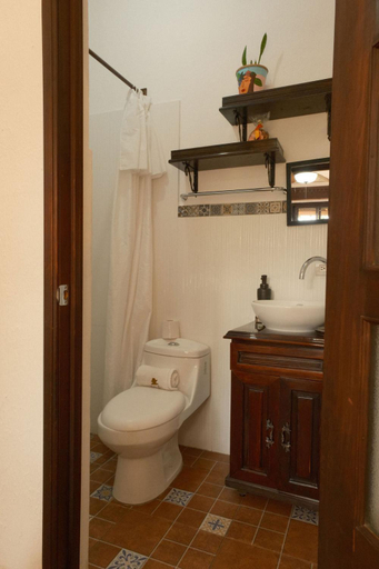 Bathroom, Hotel Taa' Tiin, San Juan La Laguna