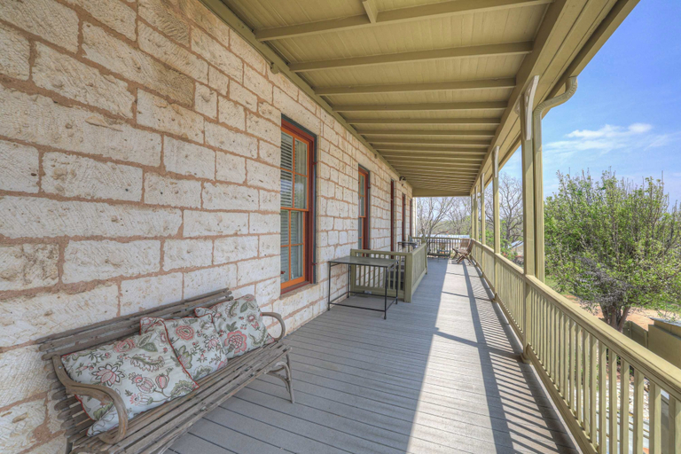 Terrace/patio 4, Two Suite Getaway With Balcony Overlooking Main St, Gillespie