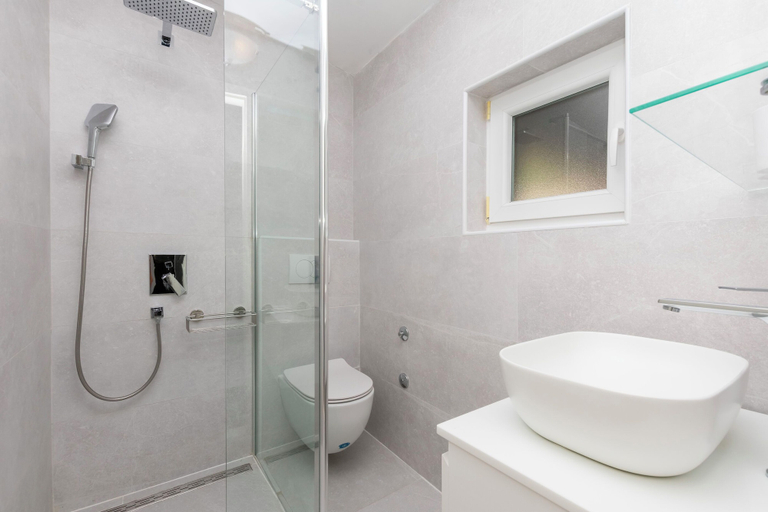 Bathroom 5, House Damir, Omiš