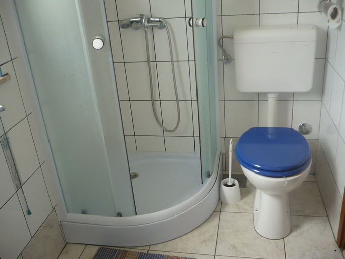 Bathroom 3, House Dragica, Cres