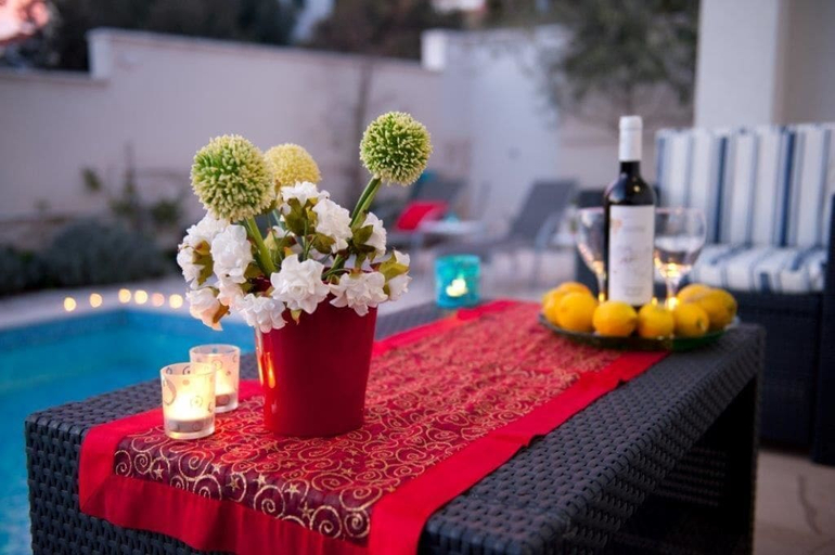 Food & Drinks, Villa Doris, Okrug