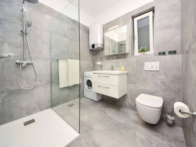 Bathroom, Apartment Mari, Supetar