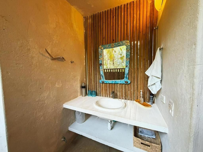 Bathroom, Isla Alegria, Moñitos