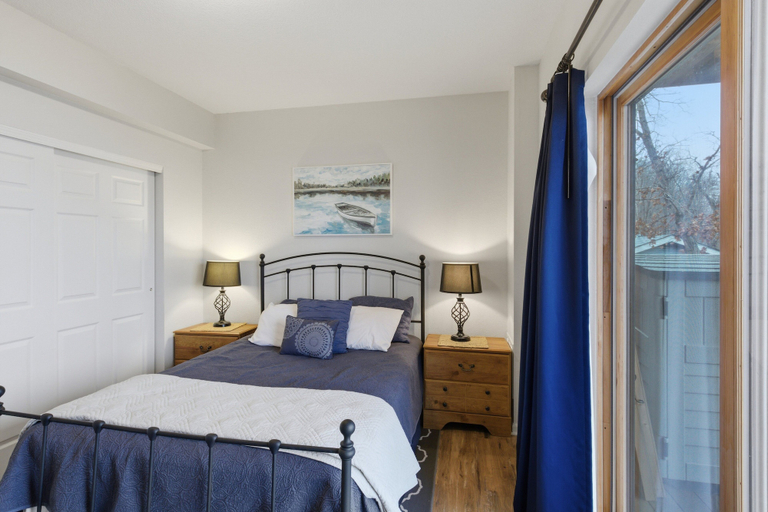 Room 3, Lakefront Log Cabin With Private Dock, Two Decks & Cozy Comfort at 35mm in Sunrise Beach, Camden