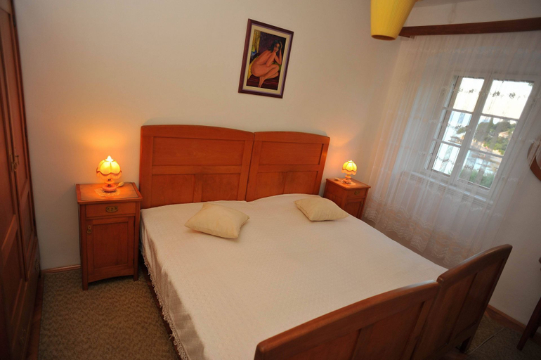 Room 2, Apartments Piv, Sutivan