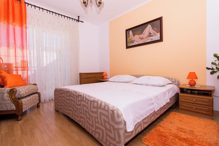 Bedroom 3, Apartment MM, Okrug