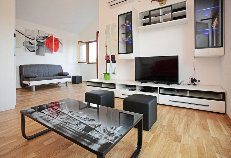 Others 4, Apartment On the top, Jelsa
