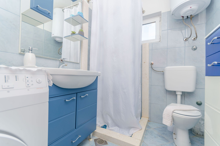 Bathroom 4, House Roko, Marina