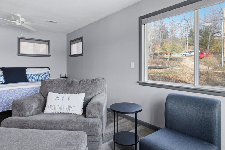 Living area 5, Charming & Cozy Waterfront Cabin at 21mm Near Shorty Pants, Camden