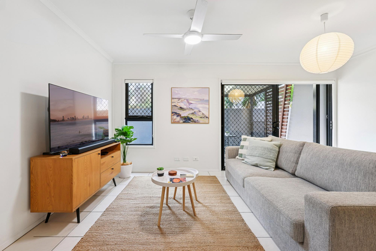 Separate living room 5, Beachside Apartment with Secure Parking, Gold Coast