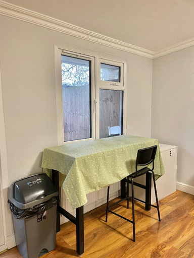 Others 3, Cozy Double Room in Colindale, London