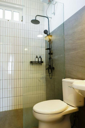 Bathroom 5, Casa Amarila by The Olivia, Sleman