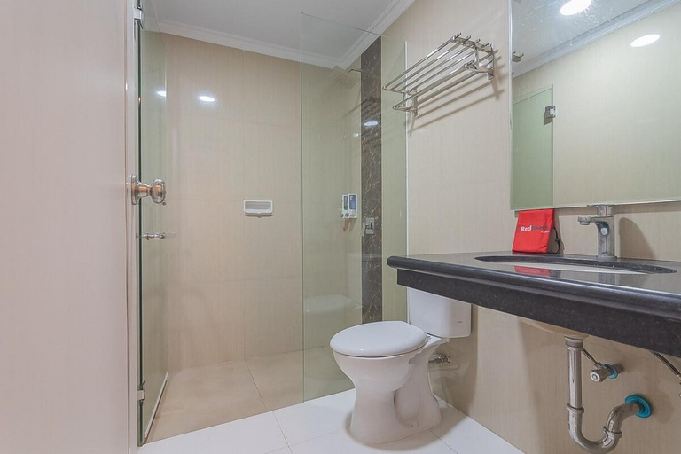 Bathroom 4, RedDoorz Syariah @ Villa Grand Mutiara Tasikmalaya, Tasikmalaya