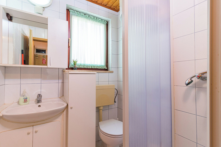 Bathroom, Apartment Buic, Pula