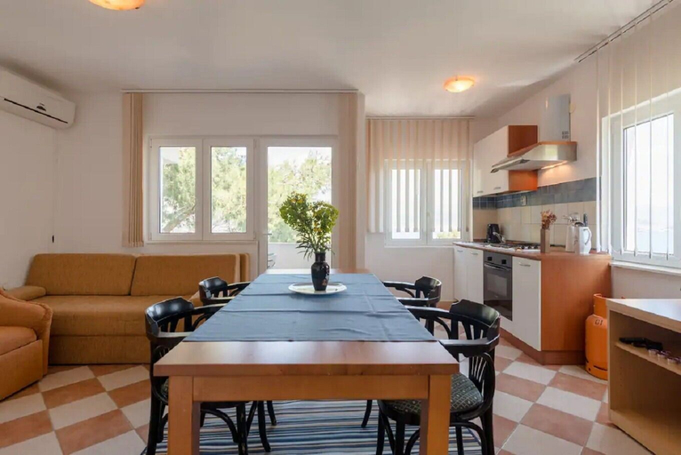 Dining 4, Apartments Anto, Okrug