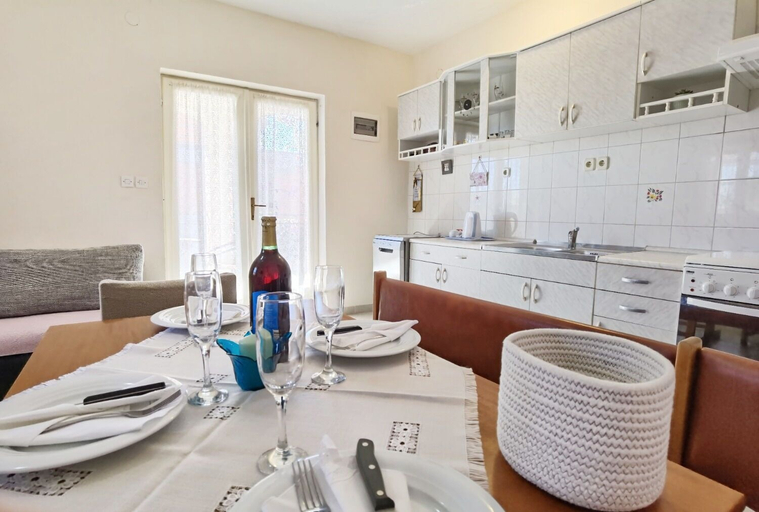 Food & Drinks, Apartments Vinx, Marina