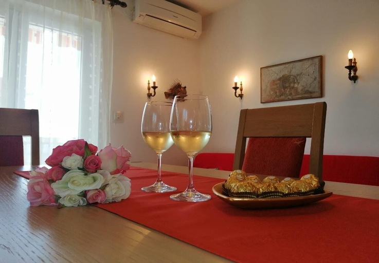 Food & Drinks 5, Apartments Blazenka, Okrug