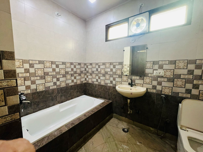 Bathroom 5, Hotel Relax Stays, Delhi
