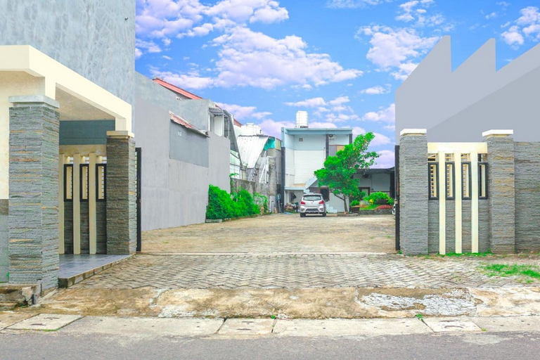 Exterior & Views 2, HP Residence Mitra RedDoorz near Alun Alun Kediri, Kediri