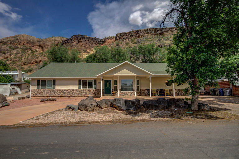 Front of property 3, Pecan Point, Washington