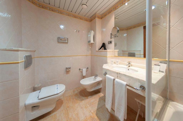 Bathroom 5, Hotel La Laguna Spa & Golf, Alicante