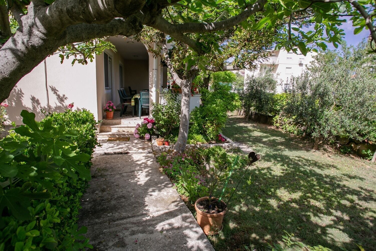 Others 5, Apartments Ana, Pag