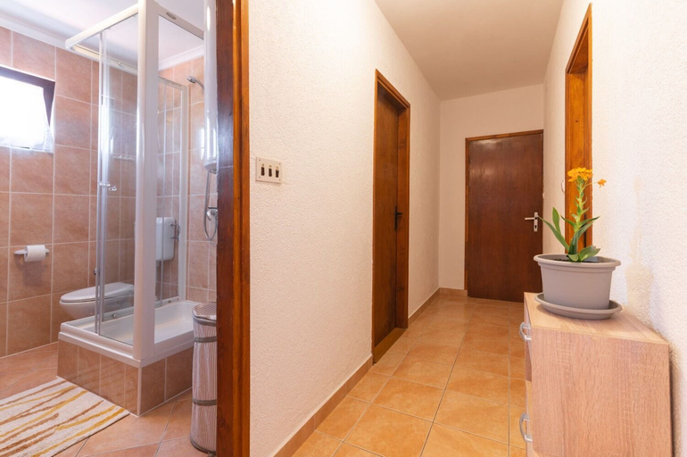 Hallway, Apartments Tiho, Preko
