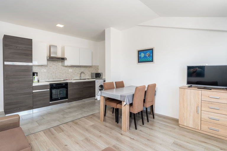 Others 3, Apartment Baras, Nin